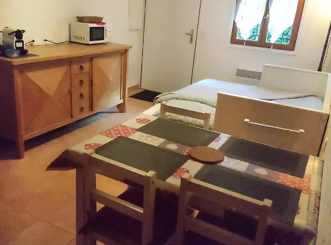 Tres Joli Studio Refait A Neuf Au Calme